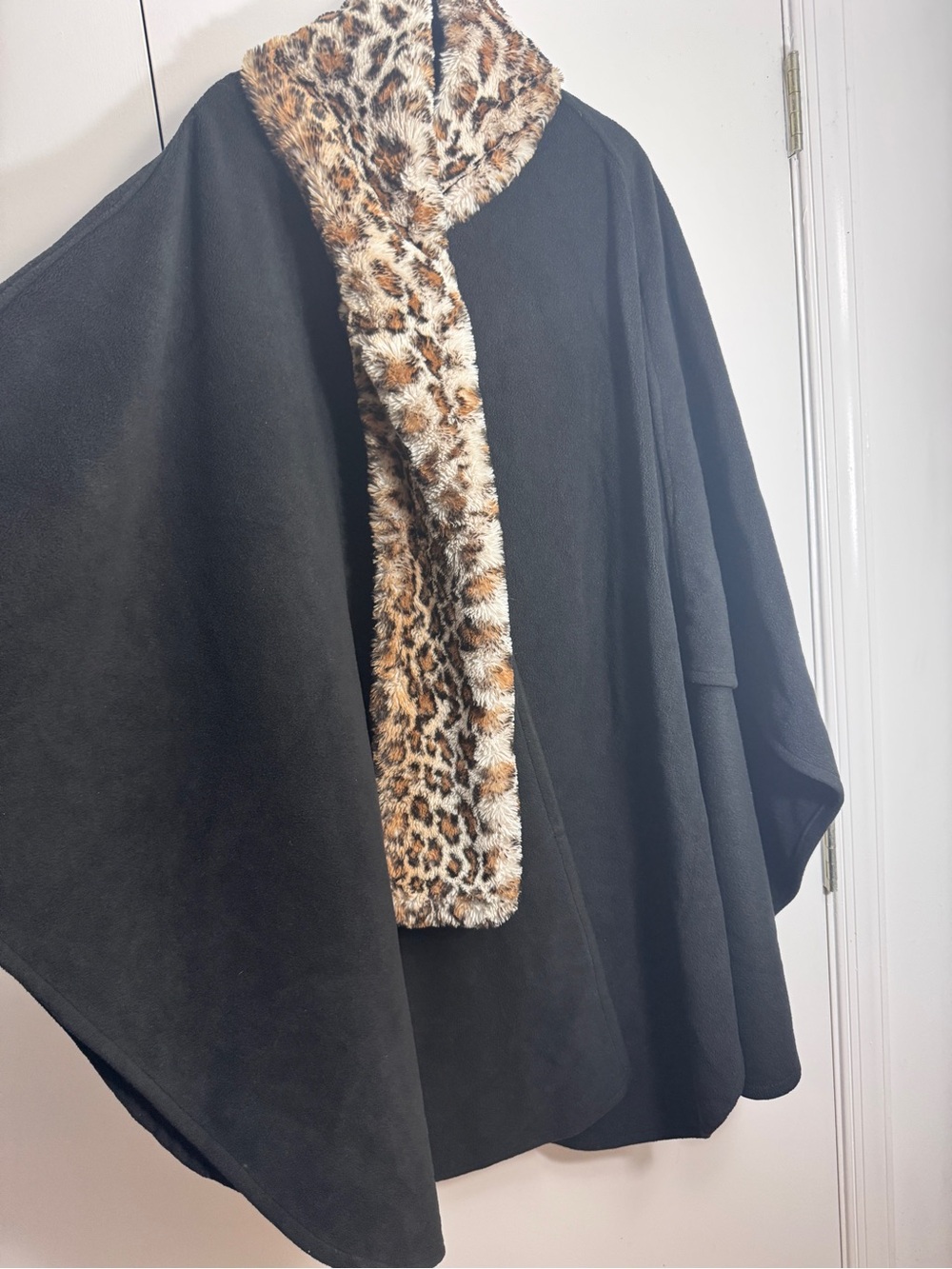 Liz Claiborne Black Cape with Leopard Faux-Fur Trim Scarf